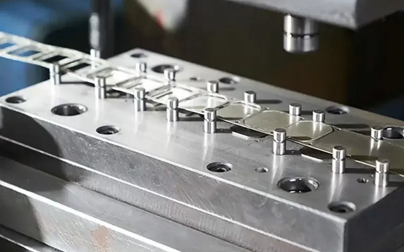 스탬핑에 어떤 장비가 사용됩니까?