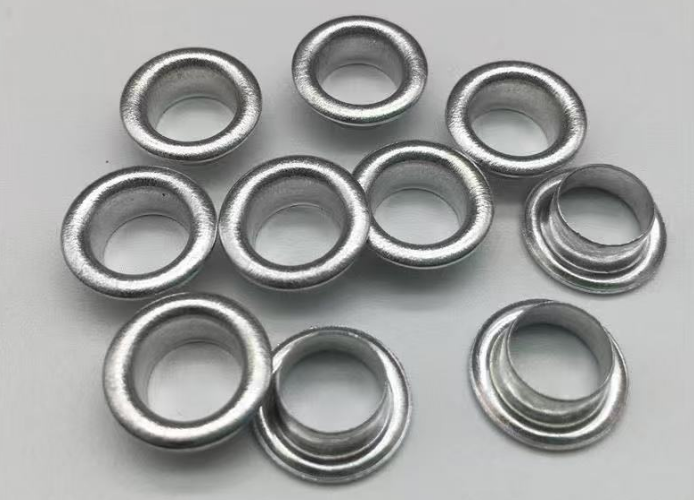 구멍의 다른 재료