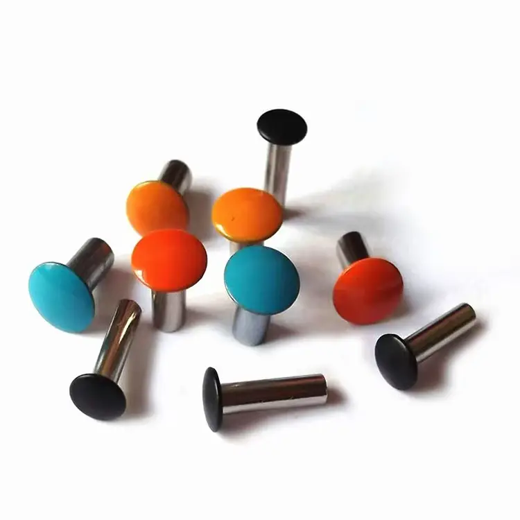 화려한 리벳으로 칠해졌습니다